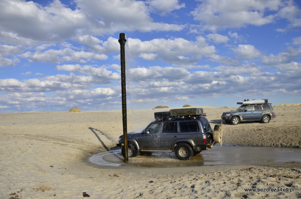 Fontanna - wyprowadzona z dna Morza Aralskiego rura z ciepłą, słodką wodą