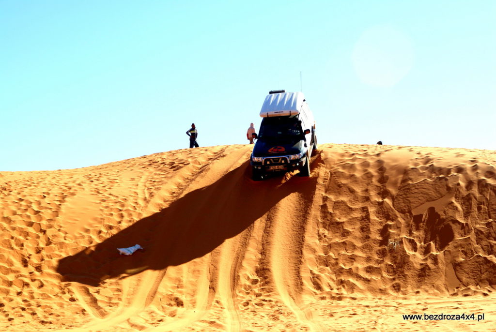 Zabawa na piaskach Sahary