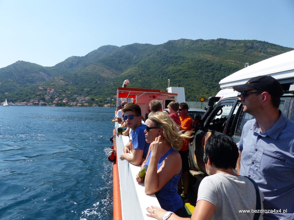 Czarnogóra - prom na Zatoce Kotorskiej